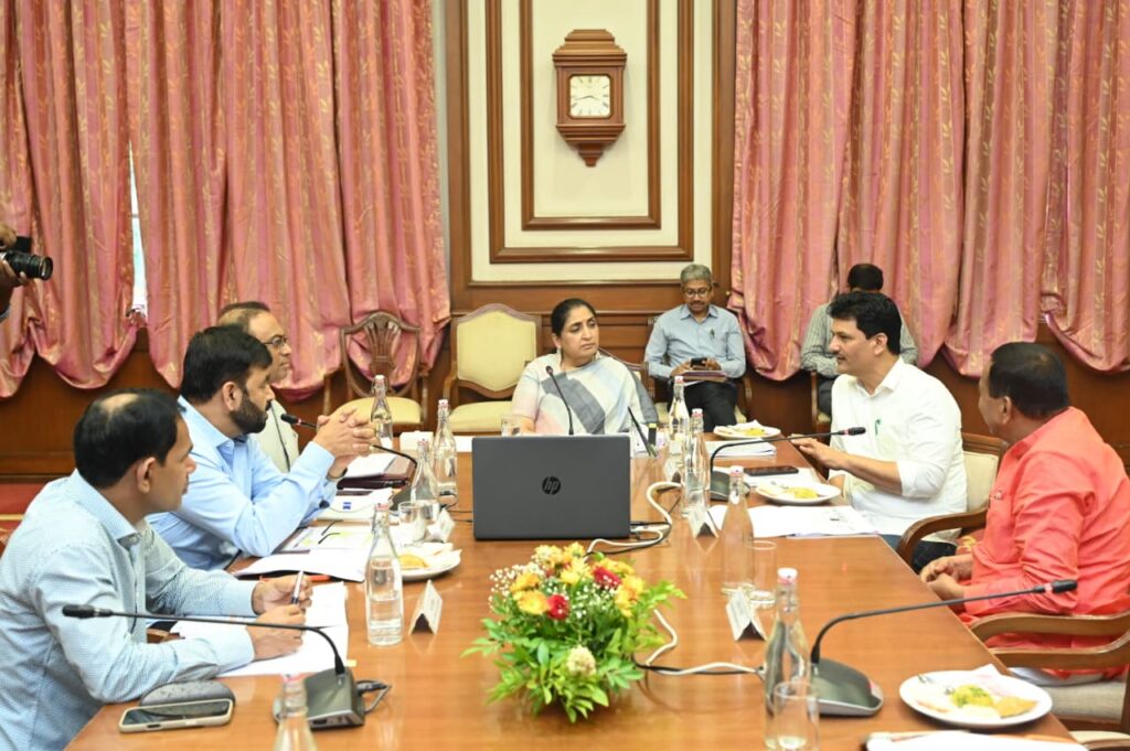 लोहगाव उपजिल्हा रुग्णालय तातडीने सुरू करा; पुणे जिल्ह्यातील प्रलंबित आरोग्यविषयक कामांना गती द्या