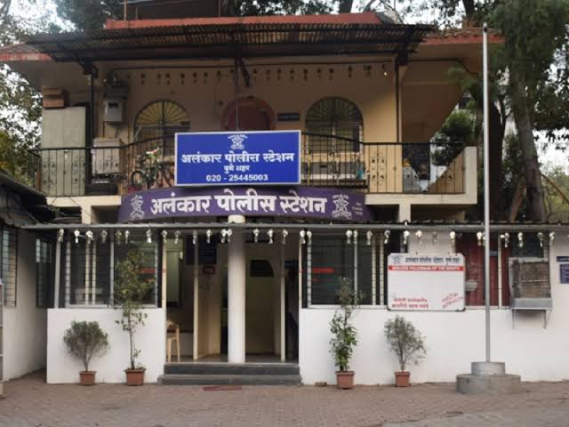 अलंकार पोलिस ठाण्यात