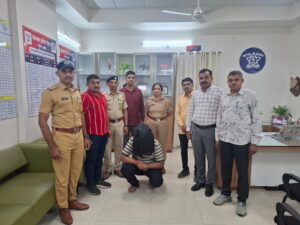 कंपनीचा मालक असल्याचे सांगत करीत होता लुट