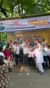 पुण्यात बार्टीच्या संशोधक विद्यार्थ्यांचा संताप; जाचक अटींच्या शासन निर्णयाची समाजकल्याण कार्यालयासमोर जाहीर होळी!