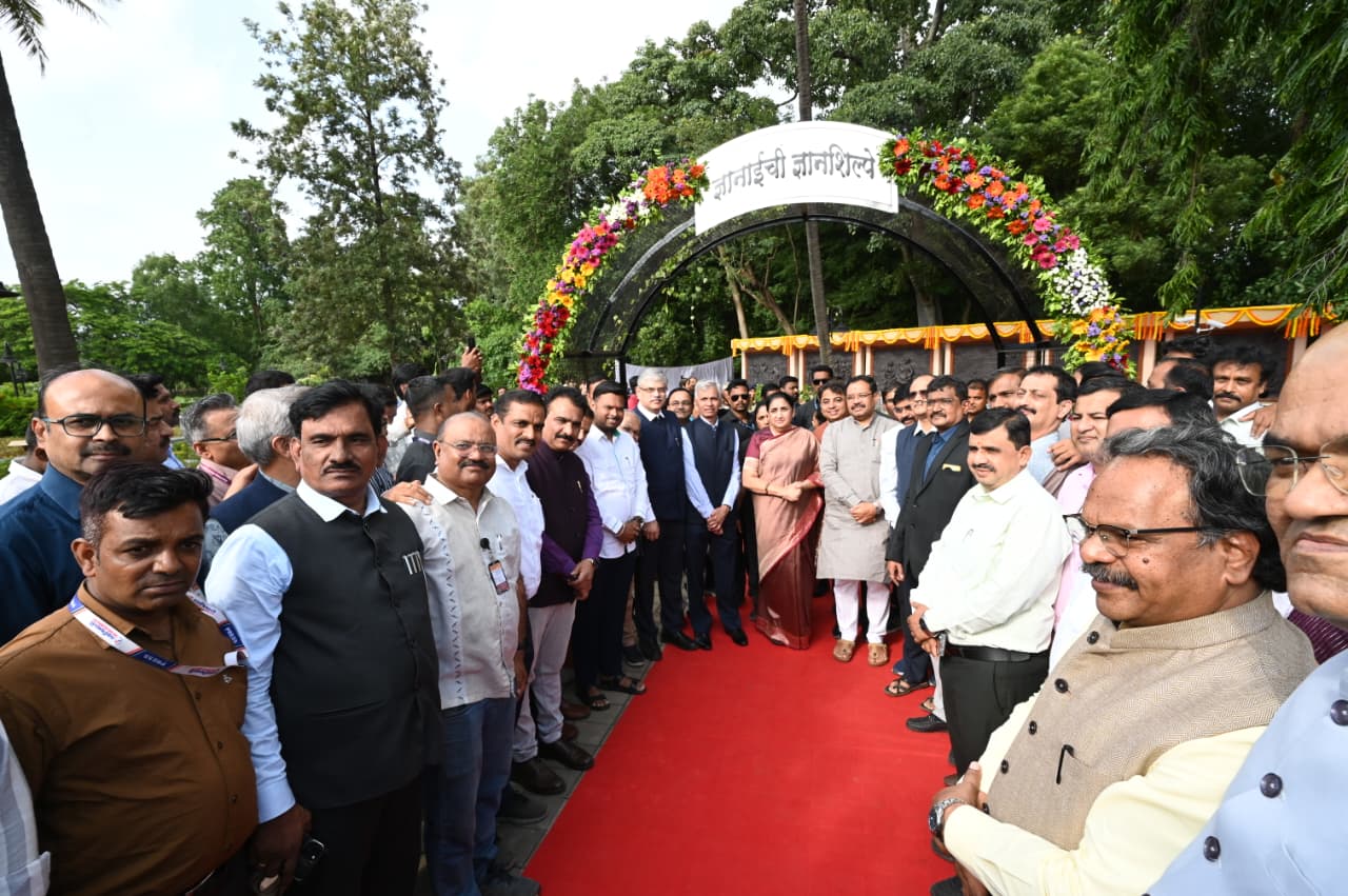सावित्रीबाई फुले पुणे विद्यापीठात ज्ञानशिल्पाचे उपमुख्यमंत्री यांच्या हस्ते लोकार्पण