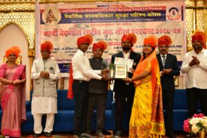 स्वरूप वाघमारे यांना महर्षि वेदव्यास राष्ट्रीय गुरु गौरव पुरस्कार प्रदान