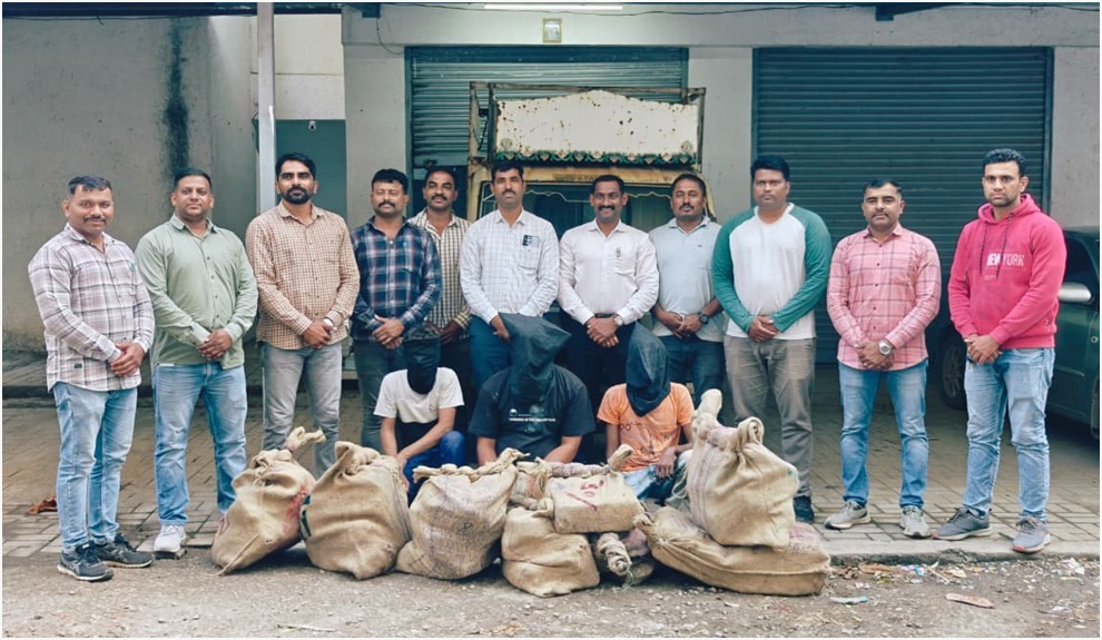लावणी नृत्यांगना राधा पाटील हिच्यासह मंडळाच्या अध्यक्षांविरुद्ध गुन्हा