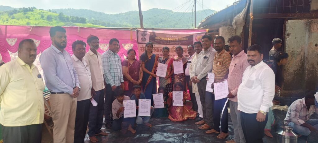Katkari Community Welfare : सेवा संकल्प अभियानांतर्गत कातकरी समाजातील ३१० लाभार्थ्यांना जातीचे दाखले व रेशनकार्डचे वितरण