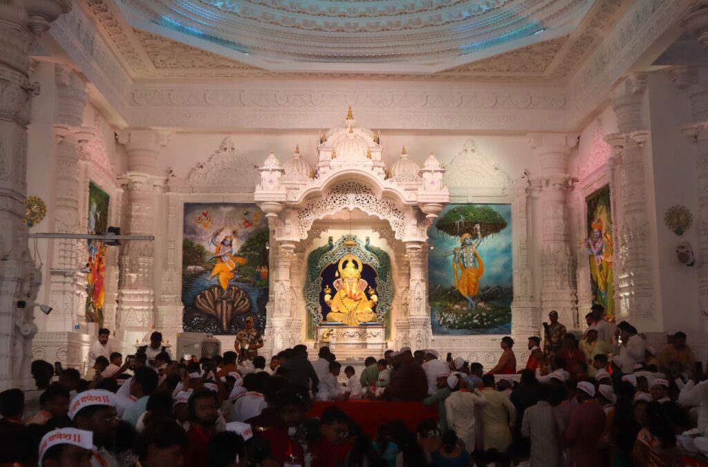'दगडूशेठ'चे गणपती बाप्पा मयूर रथातून प्रेम मंदिरात विराजमान
