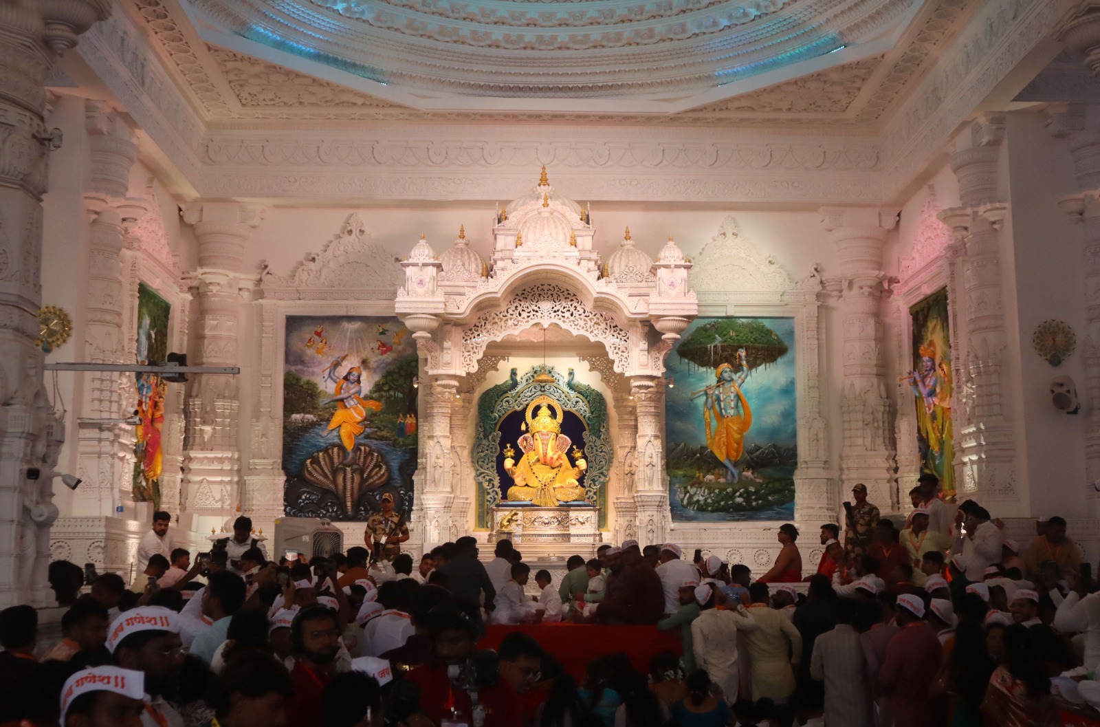 'दगडूशेठ'चे गणपती बाप्पा मयूर रथातून प्रेम मंदिरात विराजमान