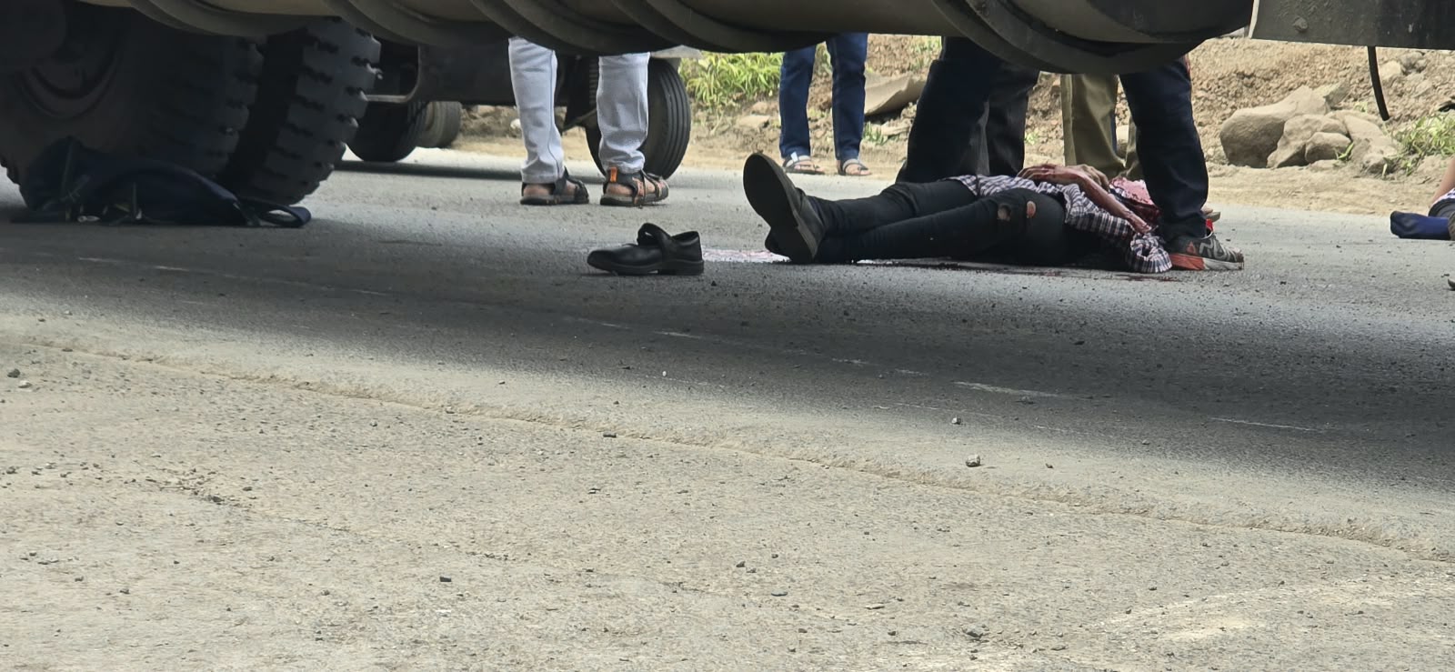 वडिलांच्या डोळ्यादेखत शाळकरी मुलगी गेली