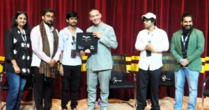 Carl Ross Filmmaking : साचेबद्धपणा टाळून चित्रपट निर्मिती करा-कार्ल रॉस