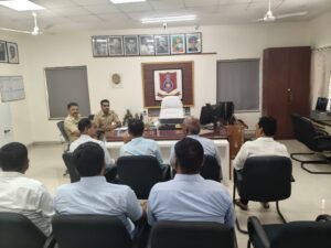 Baramati News, Sugarcane Transport Safety, Baramati RTO, Sugar Factory News, Road Safety Maharashtra, Sugarcane Harvesting Season, RTO Safety Rules, Surendra Nikam, Rahul Gawade, Overloaded Vehicles, Tractor Safety, Traffic Rules Maharashtra, Road Accident Prevention, Baramati Sugar Factories, बारामती बातम्या, ऊस वाहतूक सुरक्षा, बारामती आरटीओ, साखर कारखाने, गळीत हंगाम, रस्ता सुरक्षा नियम, ऊस वाहतूक अपघात, वाहनांवरील रिफ्लेक्टिव्ह पट्टी, ओव्हरलोडिंगवर कारवाई, मद्यपान करून वाहन चालवणे, मोटार वाहन कायदा, सुरेंद्र निकम, साखर कारखाना बातम्या, अपघात प्रतिबंधक उपाययोजना, महाराष्ट्र वाहतूक नियम